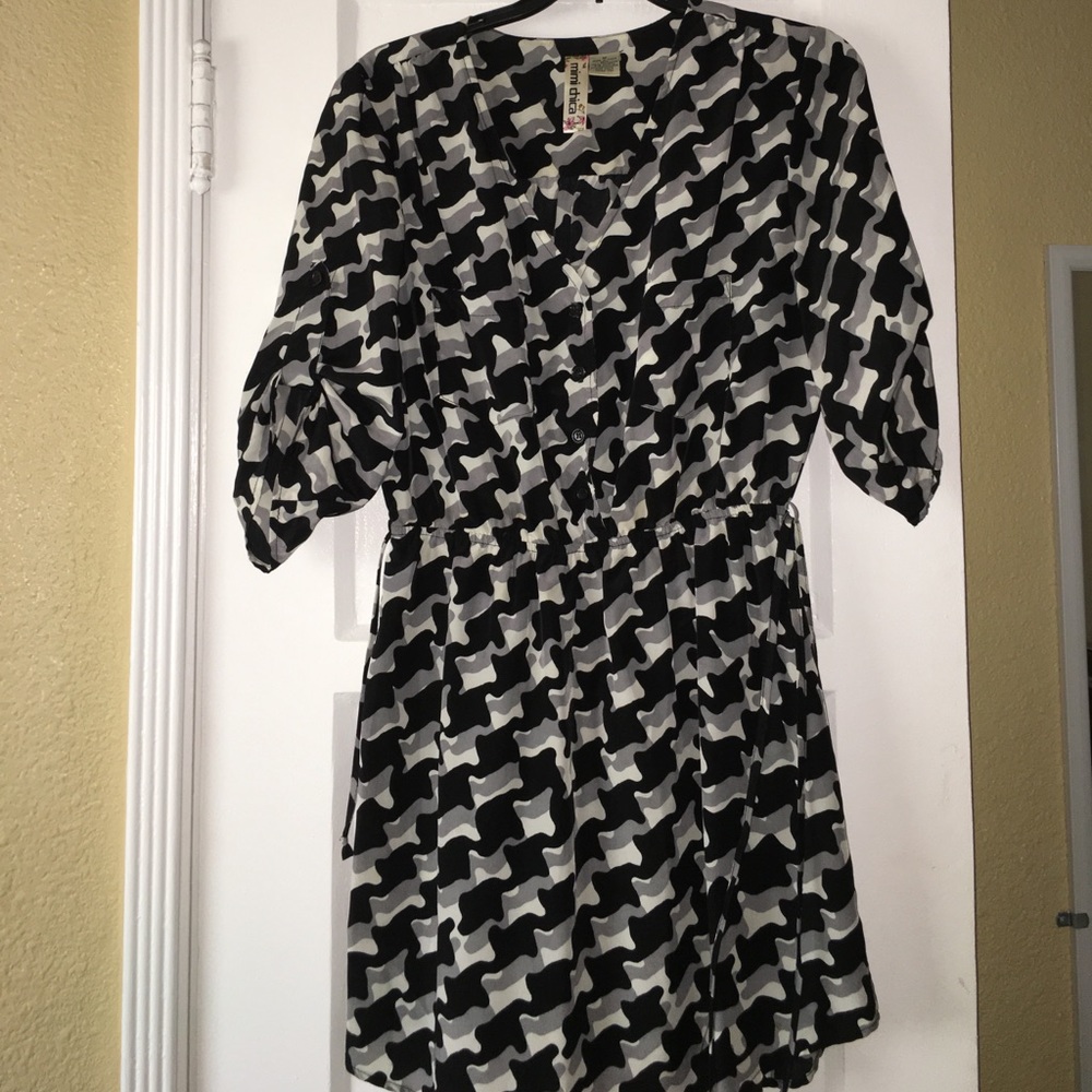 Fun geometric print dress with waistband ruched sleeves. Size M
